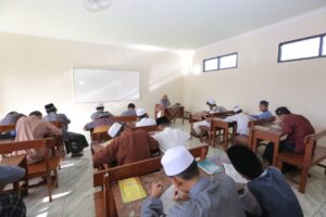 Kegiatan Belajar Bab Sholat Madrasah Diniyah Ponpes Bahrul Maghfiroh